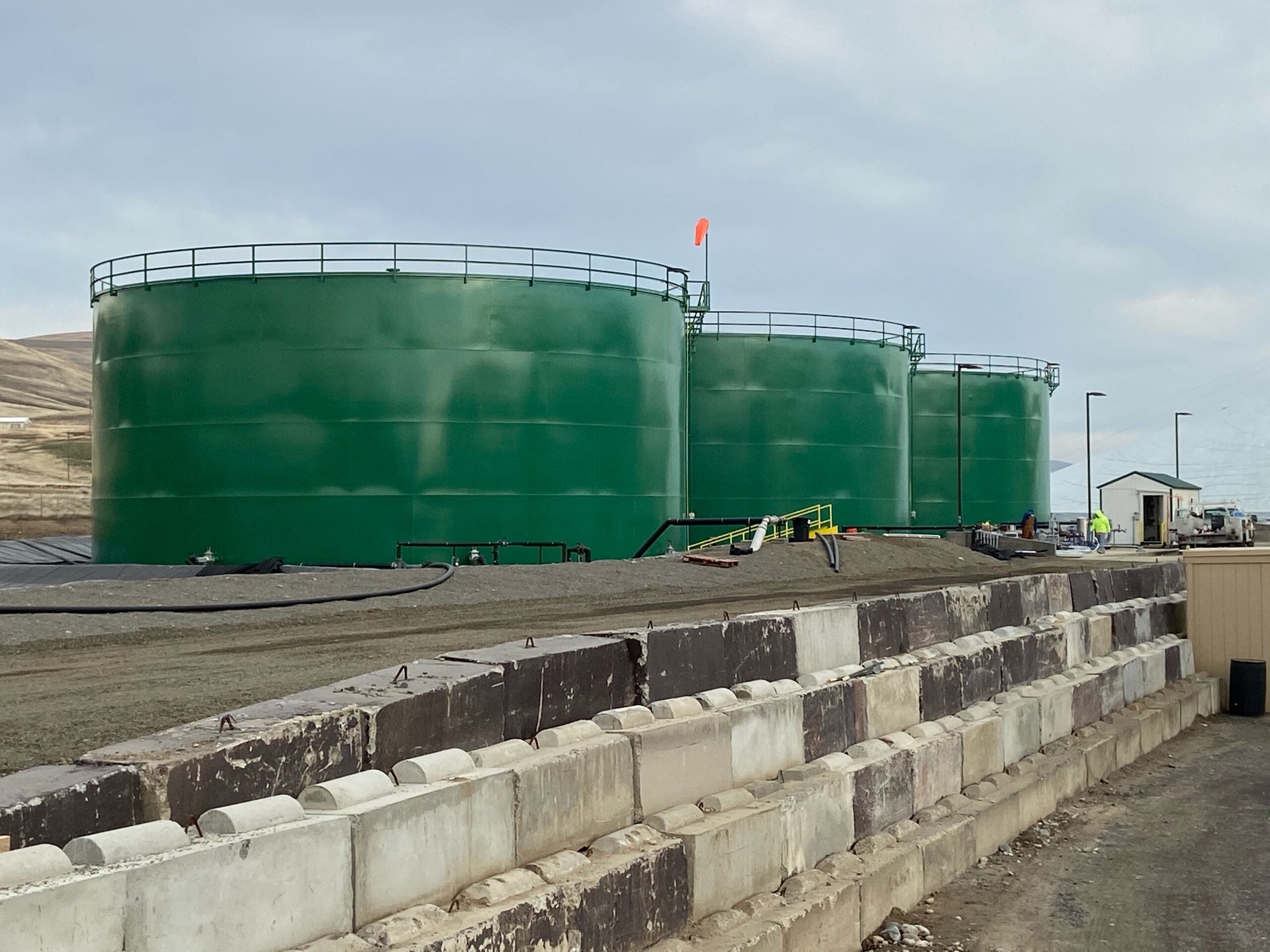 Three new million-gallon tanks add efficiency to Pacific Northwest distribution facility